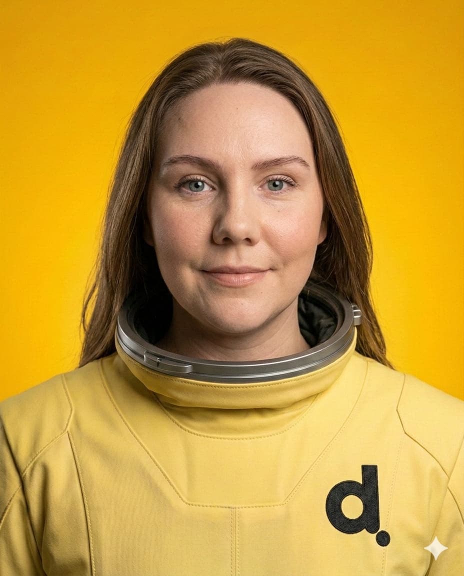 Emelie Asmundsson, Consultant Manager på Digitalenta. Porträttfoto där rymddräkt och bakgrund är inmonterade med AI.