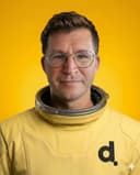 Simon Milton, vd och grundare på Digitalenta. Porträttfoto där rymddräkt och bakgrund är inmonterade med AI.