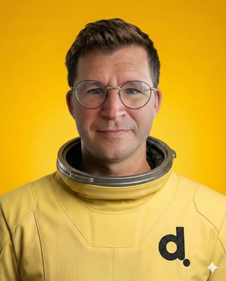 Simon Milton, Founder & CEO på Digitalenta. Porträttfoto där rymddräkt och bakgrund är inmonterade med AI.