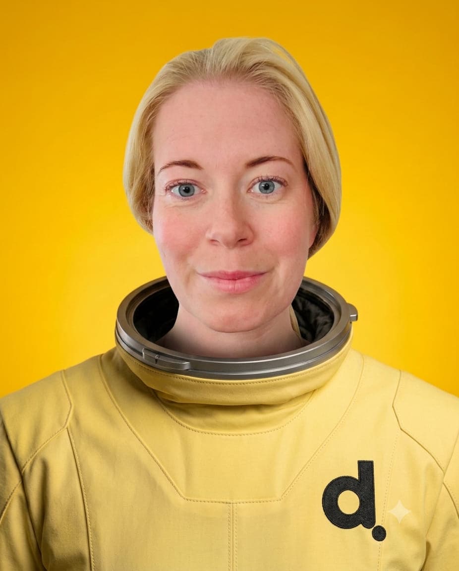 Therese Hamberg, Recruiter på Digitalenta. Porträttfoto där rymddräkt och bakgrund är inmonterade med AI.